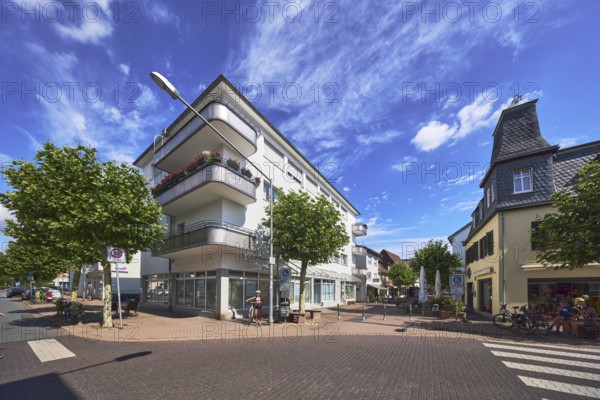 Allgemeine Architektur, Gebäude, Fußgängerüberweg, Zebrastreifen, Absperrpoller, Fußgängerzone, Stadtbäume, moderne Architektur, blauer Himmel, Cumuluswolken, Cirrostratuswolken, Kreuzung Hauptstraße mit Am Untertor und Am Alten Bach, Hofheim am Taunus, Main-Taunus-Kreis, Hessen, Deutschland