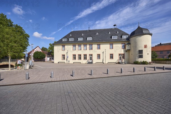 Kellereigebäude Hofheim, Bürgersteig, Absperrpoller, Bäume, Laterne, blauer Himmel, Cumuluswolken, Cirrostratuswolken, Burgstraße, Hofheim am Taunus, Main-Taunus-Kreis, Hessen, Deutschland