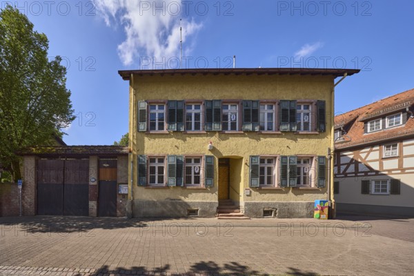 Historische Gebäude, Fachwerkhaus, Fassade mit Fenstern, Fensterläden, Eingang und Treppe, Baum, blauer Himmel, Cumuluswolken, Burgstraße, Hofheim am Taunus, Main-Taunus-Kreis, Hessen, Deutschland