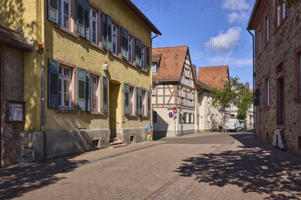 Historisches Gebäude, Fassade mit Fenstern und Fensterläden, Sandsteingebäude, Spitzdach mit roten Dachpfannen, Bäume, blauer Himmel, Cumuluswolken, Kreuzung Burgstraße mit Kirschgartenstraße, Hofheim am Taunus, Main-Taunus-Kreis, Hessen, Deutschland