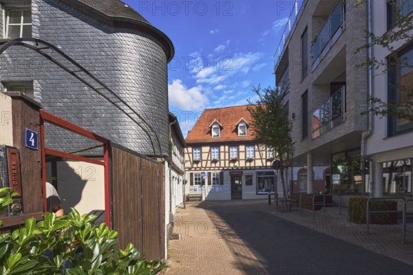 Häuser, Fachwerkhaus, Fassade mit Schieferplatten, blauer Himmel, Cumuluswolken, Kreuzung Burgstraße mit Hauptstraße, Hofheim am Taunus, Main-Taunus-Kreis, Hessen, Deutschland