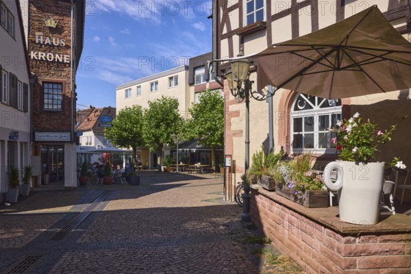 Altes Rathaus Café Hofheim am Taunus, Außenbereich mit Sonnenschirmen, Fachwerkhaus, allgemeine Architektur, ehemaliges Wirtshaus Haus Krone, Gehweg aus Pflastersteinen, Bäume, Fußgängerzone, blauer Himmel, Cirrostratuswolken, Hauptstraße, Hofheim am Taunus, Main-Taunus-Kreis, Hessen, Deutschland