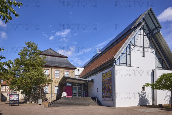Stadtmuseum Hofheim am Taunus, Innenstadt, Gebäude, Eingang, Treppe, Bäume, blauer Himmel, Cumuluswolken, Cirrostratuswolken, Burgstraße, Hofheim am Taunus, Main-Taunus-Kreis, Hessen, Deutschland