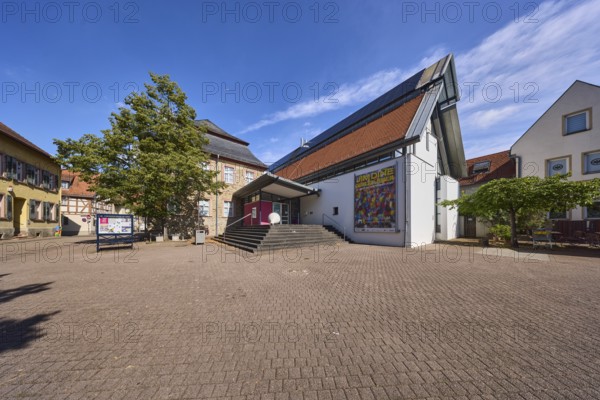 Stadtmuseum Hofheim am Taunus, Innenstadt, Gebäude, Eingang, Treppe, Bäume, allgemeine Architektur, blauer Himmel, Cirrostratuswolken, Burgstraße, Hofheim am Taunus, Main-Taunus-Kreis, Hessen, Deutschland