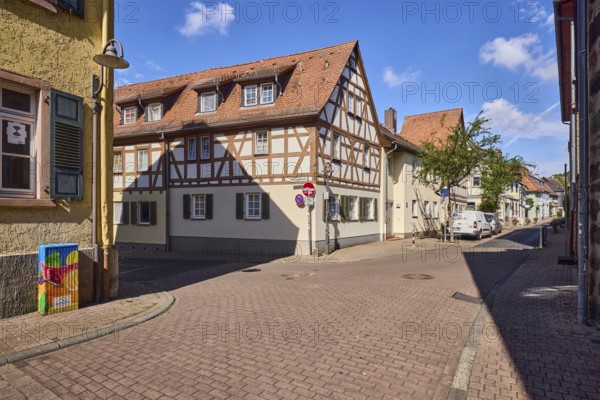 Historische Gebäude, Fachwerkhaus, Fassade mit Fenstern, Spitzdach mit roten Dachpfannen, Lampe, Gauben, Parkstreifen mit Fahrzeugen, Gehweg aus Betonpflastersteinen, Bürgersteig, Bäume, blauer Himmel, Cumuluswolken, Kreuzung Burgstraße mit Kirschgartenstraße, Hofheim am Taunus, Main-Taunus-Kreis, Hessen, Deutschland
