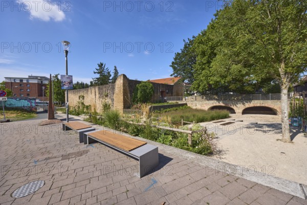 Altstadt, Stadtbefestigung, Stadtmauer, Alte Burg, Wasserschloss, Laterne, Gehweg aus Betonpflastersteinen, Laterne, Sitzbänke, allgemeine Architektur, Parkanlage, Bäume, blauer Himmel, Cumuluswolken, Burgstraße, Hofheim am Taunus, Main-Taunus-Kreis, Hessen, Deutschland