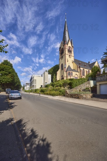 Evangelische Johanneskirche, Kirche, Parkstreifen mit Autos, moderne Gebäude, Laterne, Bäume, tiefblauer Himmel, Cumuluswolken, Cirrostratuswolken, Kurhausstraße, Hofheim am Taunus, Main-Taunus-Kreis, Hessen, Deutschland