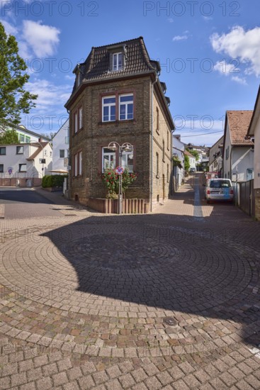 Haus, allgemeine Architektur, Straßen, Bäume, blauer Himmel, Cumuluswolken, Kreuzung Kurhausstraße mit Stephanstraße, Hofheim am Taunus, Main-Taunus-Kreis, Hessen, Deutschland