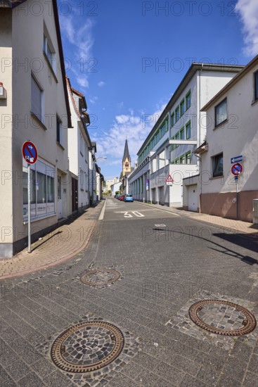 Allgemeine Architektur, Häuser, Gebäude, Straße, Kanaldeckel, Zone-30-Markierung, Einbahnstraße, Verkehrsschilder, eingeschränktes Halteverbot, Kirche, Evangelische Johanneskirche, blauer Himmel, Cumuluswolken, Kurhausstraße, Hofheim am Taunus, Main-Taunus-Kreis, Hessen, Deutschland