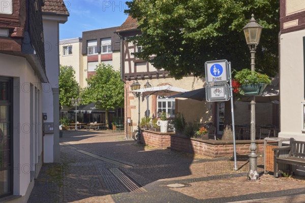 Zugang zur Fußgängerzone mit Verkehrsschild, Zusatzschild Fahrräder frei, Laterne, Altes Rathaus Café Hofheim am Taunus, Außenbereich einer Gastronomie mit Sonnenschirmen, allgemeine Architektur, Fachwerkhaus, Bäume, blauer Himmel, Hauptstraße, Hofheim am Taunus, Main-Taunus-Kreis, Hessen, Deutschland