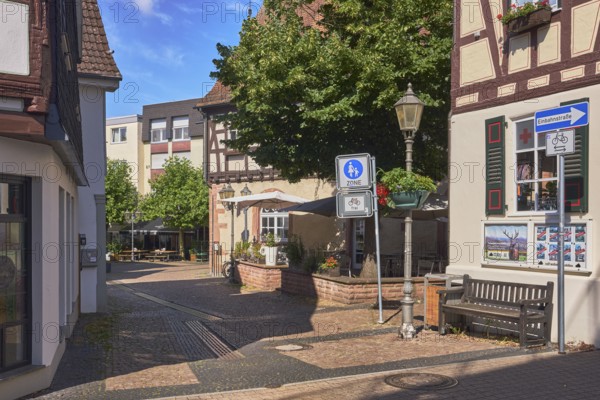 Zugang zur Fußgängerzone, Verkehrsschild Fußgängerzone, Einbahnstraße, allgemeine Architektur, Fachwerkhäuser, Laterne, Bäume, blauer Himmel, Cumuluswolken, Hauptstraße, Hofheim am Taunus, Main-Taunus-Kreis, Hessen, Deutschland