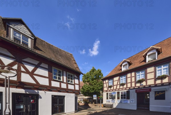 Fachwerkhäuser, Laterne, Bäume, Fußgängerzone, blauer Himmel, Cumuluswolken, Kreuzung Burgstraße mit Hauptstraße, Hofheim am Taunus, Main-Taunus-Kreis, Hessen, Deutschland