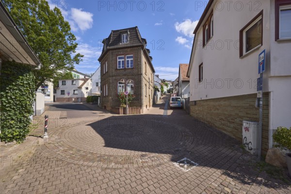Haus, allgemeine Architektur, Straßen, Bäume, blauer Himmel, Cumuluswolken, Kreuzung Kurhausstraße mit Stephanstraße, Hofheim am Taunus, Main-Taunus-Kreis, Hessen, Deutschland