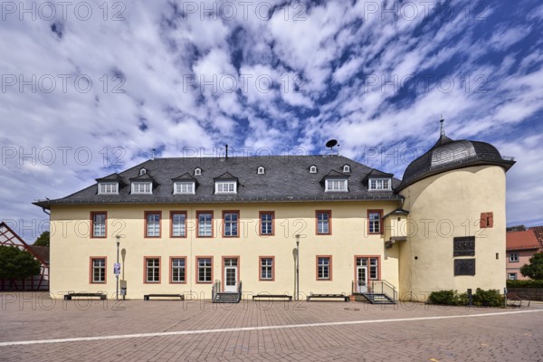 Haus der Vereine, historische Kellerei, Bürgersteig aus Betonpflastersteinen, blauer Himmel, Altocumuluswolken, Nimbostratuswolken, Burgstraße, Kellereiplatz, Hofheim am Taunus, Main-Taunus-Kreis, Hessen, Deutschland