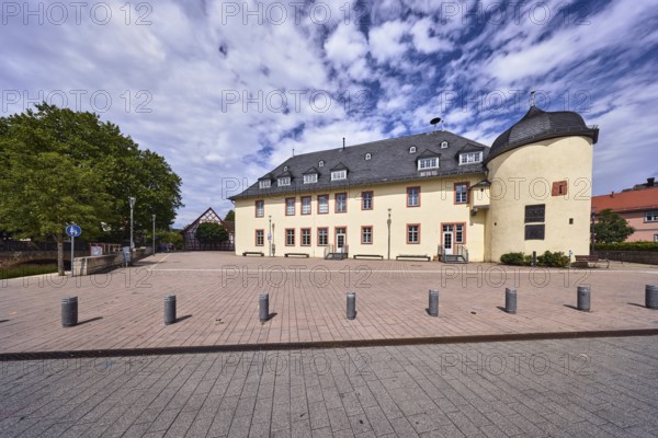 Haus der Vereine, historische Kellerei, Bürgersteig aus Betonpflastersteinen, Absperrpoller, Bäume, blauer Himmel, Altocumuluswolken, Nimbostratuswolken, Burgstraße, Kellereiplatz, Hofheim am Taunus, Main-Taunus-Kreis, Hessen, Deutschland