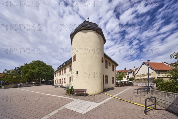Historische Gebäude, Kellerei, allgemeine Architektur, Laterne, Fahrradständer, Sitzbank, Bürgersteig aus Betonpflastersteinen, Bäume, blauer Himmel, Altocumuluswolken, Nimbostratuswolken, wolkig, Kellereiplatz, Burgstraße, Hofheim am Taunus, Main-Taunus-Kreis, Hessen, Deutschland