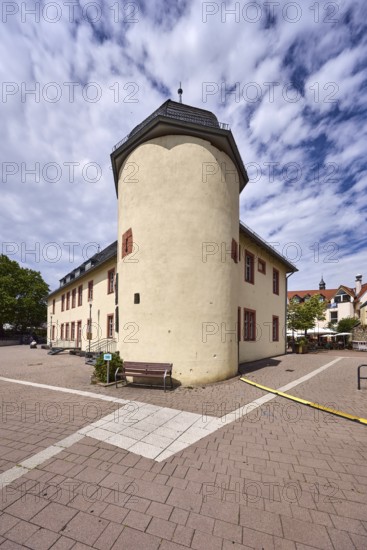 Haus der Vereine, historische Gebäude, Kellerei, allgemeine Architektur, Sitzbank, Bürgersteig aus Betonpflastersteinen, Bäume, blauer Himmel, Altocumuluswolken, Nimbostratuswolken, wolkig, Kellereiplatz, Burgstraße, Hofheim am Taunus, Main-Taunus-Kreis, Hessen, Deutschland