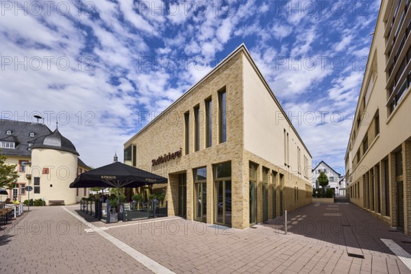 Stadtbücherei, Kókkos Café und Meze, Außenbereich, Geschäftsgebäude, moderne Architektur, Bürgersteig aus Betonpflastersteinen, allgemeine Architektur, blauer Himmel, Altocumuluswolken, Kellereiplatz, Hofheim am Taunus, Main-Taunus-Kreis, Hessen, Deutschland