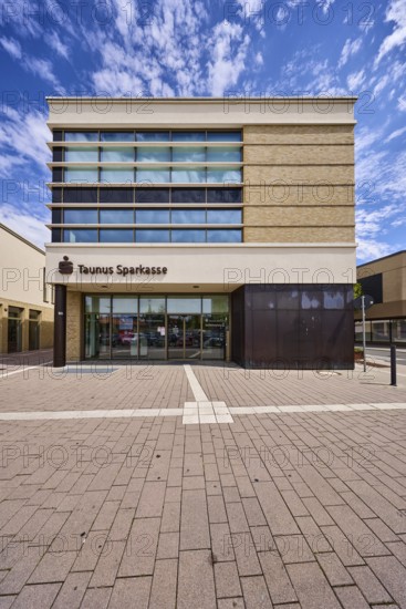 Taunus Sparkasse Anstalt des öffentlichen Rechts, moderne Architektur, Geschäftsgebäude, Bürgersteig aus Betonpflastersteinen, blauer Himmel, Altocumuluswolken, Kellereiplatz, Hofheim am Taunus, Main-Taunus-Kreis, Hessen, Deutschland
