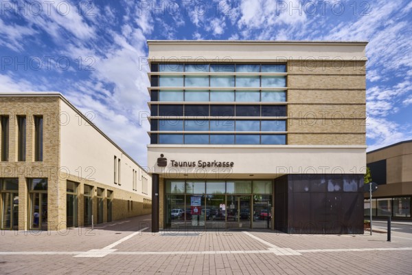 Taunus Sparkasse Anstalt des öffentlichen Rechts, moderne Architektur, Geschäftsgebäude, Bürgersteig aus Betonpflastersteinen, blauer Himmel, Altocumuluswolken, Kellereiplatz, Hofheim am Taunus, Main-Taunus-Kreis, Hessen, Deutschland