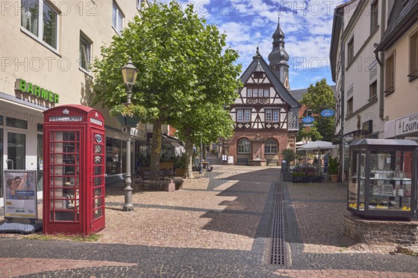Fußgängerzone, historisches Rathaus, Altes Rathaus Café Hofheim am Taunus, Fachwerkhaus, Gehweg aus Pflastersteinen, Mosaik, Laterne, rote Telefonzelle, Geschäftsstelle der Krankenkasse Barmer Ersatzkasse, Kirchturm der Pfarrkirche St. Peter und Paul, blauer Himmel, Altocumuluswolken, Cumuluswolken, Kreuzung Langgasse mit Hauptstraße, Hofheim am Taunus, Main-Taunus-Kreis, Hessen, Deutschland