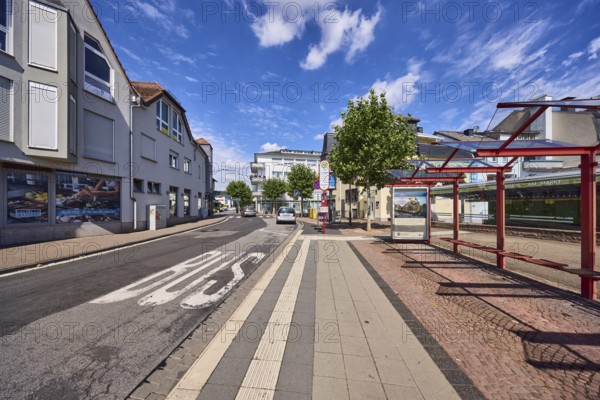 Bushaltestelle Am Untertor, öffentlicher Personennahverkehr, ÖPNV, allgemeine Architektur, Bürgersteig aus Gehwegplatten, Fahrbahnmarkierung BUS, Bäume, blauer Himmel, Cumuluswolken, Cirrostratuswolken, Straße Am Untertor, Hofheim am Taunus, Main-Taunus-Kreis, Hessen, Deutschland