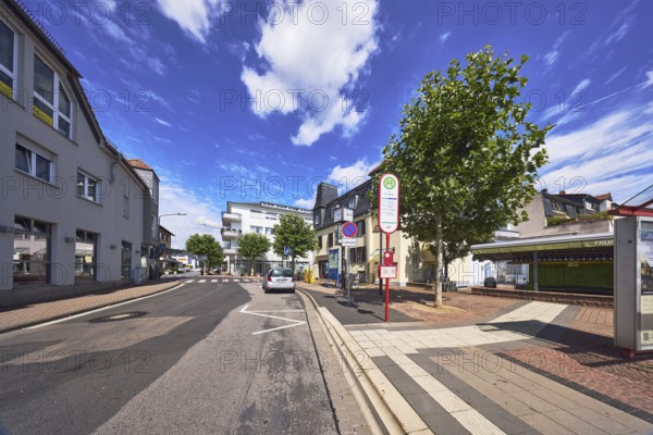 Bushaltestelle Am Untertor, allgemeine Architektur, Fahrbahnmarkierung Zickzacklinie, Bäume, blauer Himmel, Cumuluswolken, Cirrostratuswolken, Straße Am Untertor, Hofheim am Taunus, Main-Taunus-Kreis, Hessen, Deutschland
