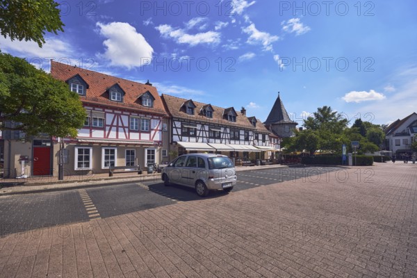 Platz am Untertor, Fachwerkhäuser, historische Gebäude, Häuserzeile, Spitzdächer mit roten Dachpfannen, Gauben, Turm, Parkplatz mit Auto, Bäume, blauer Himmel, Cumuluswolken, Burggrabenstraße, Hofheim am Taunus, Main-Taunus-Kreis, Hessen, Deutschland