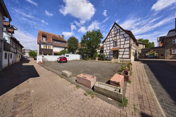 Innenstadt, allgemeine Architektur, Fachwerkhäuser, historische Gebäude, Straße aus Betonpflastersteinen, Parkplatz mit Auto, Bäume, blauer Himmel, Cumuluswolken, Cirrostratuswolken, Kreuzung Burggrabenstraße mit Kirschgartenstraße, Hofheim am Taunus, Main-Taunus-Kreis, Hessen, Deutschland