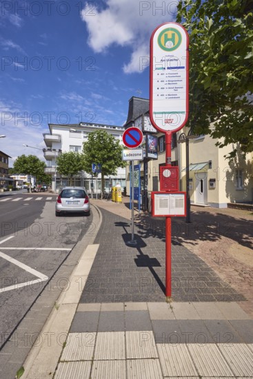 Bushaltestelle Am Untertor, allgemeine Architektur, Fahrbahnmarkierung Zickzacklinie, Bäume, blauer Himmel, Cumuluswolken, Cirrostratuswolken, Straße Am Untertor, Hofheim am Taunus, Main-Taunus-Kreis, Hessen, Deutschland