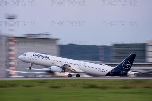 Lufthansa Airbus A32, beim Start auf dem Flughaben Düsseldorf, DUS, Nordrhein-Westfalen, Deutschland