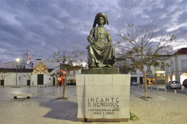 Monument to Henry the Navigator at dusk, Praca Infante Dom Henrique, Lagos, Algarve, Portugal