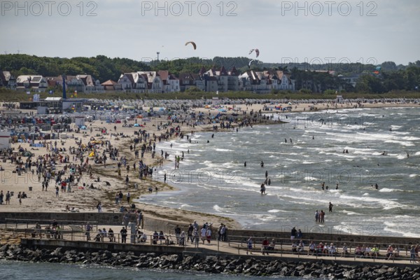 Holidaymakers on the beach and bathing in the sea, kite surfers in the surf, Warnemünde, Rostock, Mecklenburg-Vorpommern, Germany