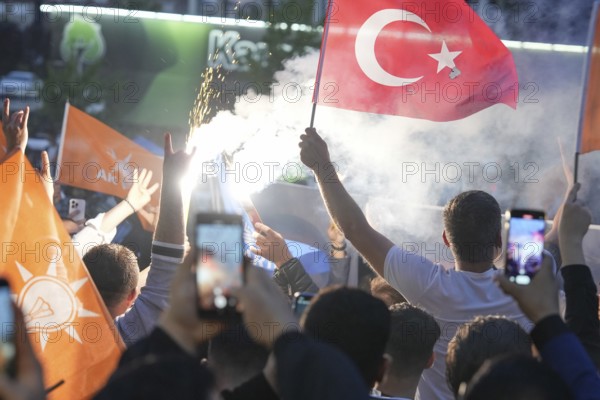 Gaziantep, Türkiye – May 28, 2023. Supporters of President Recep Tayyip Erdogan celebrate in the streets after his victory in the presidential election against rival Kemal Kiliçdaroglu. Erdogan received 52.18% of the vote in the runoff, securing his third presidential term, Gaziantep, Gaziantep, Türkiye