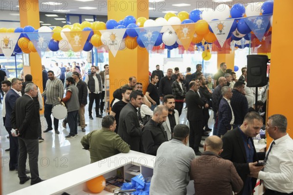 Gaziantep, Türkiye – May 28, 2023. Members of the ruling Justice and Development Party (AKP) follow the announcement of results in the presidential election contested between President Recep Tayyip Erdogan and opposition candidate Kemal Kiliçdaroglu, Gaziantep, Gaziantep, Türkiye