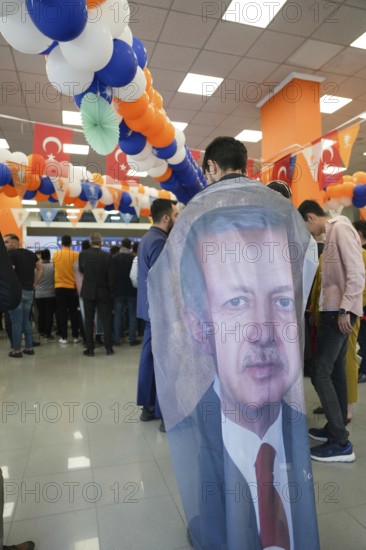 Gaziantep, Türkiye – May 28, 2023. Members of the ruling Justice and Development Party (AKP) follow the announcement of results in the presidential election contested between President Recep Tayyip Erdogan and opposition candidate Kemal Kiliçdaroglu, Gaziantep, Gaziantep, Türkiye