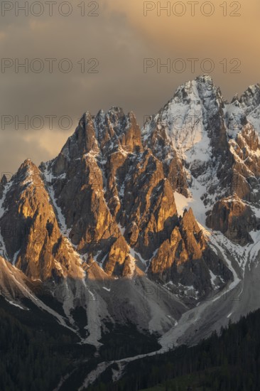 Close-up of mountain peaks of the Haunold Group in the evening light, Haunold, Haunold Group, San Candido, Val Pusteria, Sesto Dolomites, Dolomites, South Tyrol, Italy
