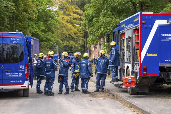 Rescue and recovery of people after a drone attack on residential buildings in a civil defence scenario, in which access is partly possible via wall breakthroughs or upper floors, FÜLEX25, of the THW, Technisches Hilfswerk, Landesverband North Rhine-Westphalia, on 4 weekends over 3500 volunteers from the 127 North Rhine-Westphalia local associations practice many different deployment scenarios from the field of disaster control and civil defence