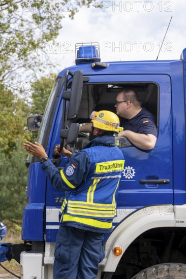 Rescue and recovery of people after a drone attack on residential buildings in a civil defence scenario, in which access is partly possible via wall breakthroughs or upper floors, driver briefing, FÜLEX25, of the THW, Technisches Hilfswerk, Landesverband North Rhine-Westphalia, on 4 weekends over 3500 volunteers from the 127 North Rhine-Westphalia local associations, many different deployment scenarios, from the field of disaster control and civil defence