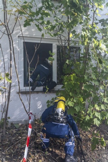 Civil defence exercise scenario, after a drone attack on a residential area, emergency services clear the area, partly under respiratory protection, at the large-scale exercise FÜLEX25, of the THW, Technisches Hilfswerk, Landesverband North Rhine-Westphalia, on 4 weekends over 3500 volunteers from the 127 North Rhine-Westphalia local associations practice many different deployment scenarios, from the field of disaster control and civil defence