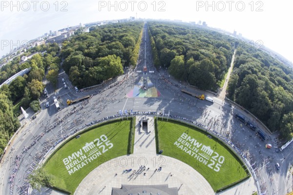 View from the Victory Column to the Großer Stern and the Straße des 17. Juni at the 51st BMW Berlin Marathon 2025 on 21.09.2025 Note: the photo was taken with a fisheye lens