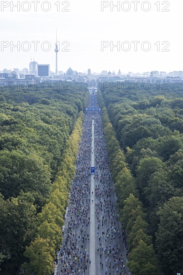 View from the Victory Column onto Straße des 17. Juni towards the Brandenburg Tor at the 51st BMW Berlin Marathon 2025 on 21 September 2025