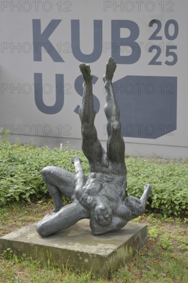 Sculpture wrestling group by Joachim Jastram 1973, modern art, bronze sculpture, two wrestlers fighting, life-size, martial arts, inscription, cube, cube 2025, art museum, Kloster Unser Lieben Frauen, Magdeburg, Saxony-Anhalt, Germany