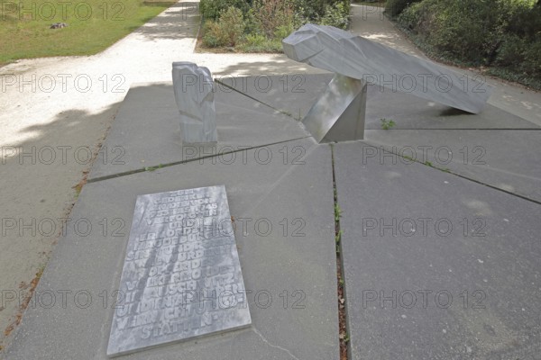 Memorial to the Persecution of Sinti and Roma Victims during the Nazi Era, Sculpture by Wolfgang Roßdeutscher 1998, Base plate with inscription, National Socialism, Abstract Art, Modern Art, Park am Fürstenwall, Magdeburg, Saxony-Anhalt, Germany