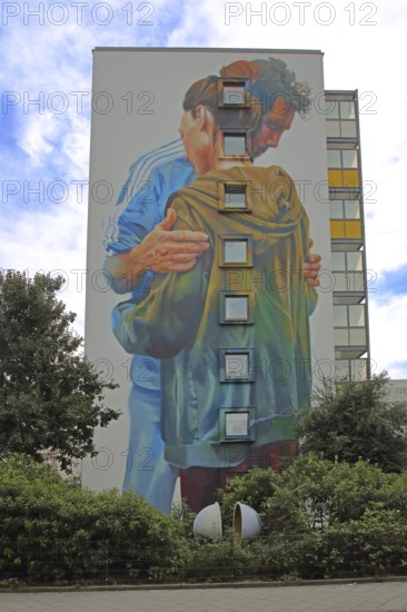 Mural Rückhalt von Case 2014, graffiti, street art, standing couple, embrace, together, symbol, cohesion, support, solidarity, trust, confidence, two, hemispheres, halved, sphere, high-rise building, Regierungsstraße, Magdeburg, Saxony-Anhalt, Germany