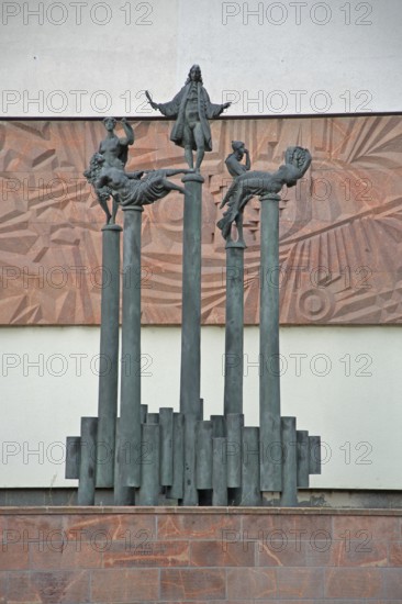 Telemann and the four temperaments by Eberhard Roßdeutscher 1981, monument to composer Georg Philipp Telemann, columns, arms, gestures, scroll, standing, bronze sculpture, modern art, Telemann monument, Magdeburg, Saxony-Anhalt, Germany
