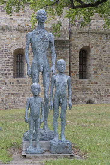 Sculpture Standing and Resting Group by Sabine Grzimek 1985, standing naked slender male figures, children, boy, girl, bronze sculptures, life-size, modern art, sculpture group, sculpture park, Magdeburg, Saxony-Anhalt, Germany