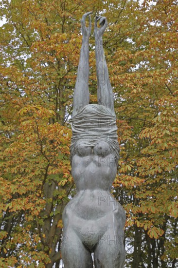 Sculpture Große Neeberger Figur von Wieland Förster 1997, nude standing female figure, nude, undress, undressing, clothes, over, head, covered, up, without, arms, high, up, stretching, bronze sculpture, modern art, sculpture park, Magdeburg, Saxony-Anhalt, Germany