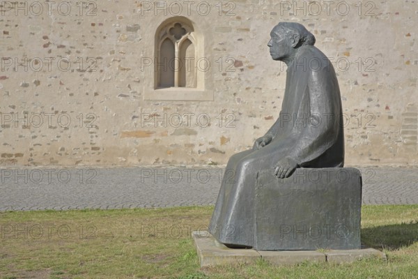 Sculpture Käthe Kollwitz by Gustav Seitz 2010, monument to the paintress, sculptor, seated female figure, bronze sculpture, modern art life-size, window, wall, sculpture park, Magdeburg, Saxony-Anhalt, Germany