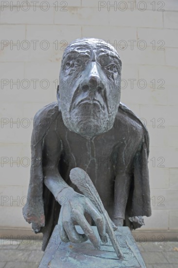 Albertus Magnus by Heinrich Apel 1985, medieval scholar and bishop writing with quill, bronze sculpture, monument, face, head, nose, look, gaze, gaze, see, frontal, perspective, Magnus monument, St. Petri, Magdeburg, Saxony-Anhalt, Germany